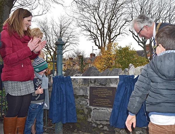 Above: Councillor Paddy McCartan unveils the plaque at Beaver Row. 