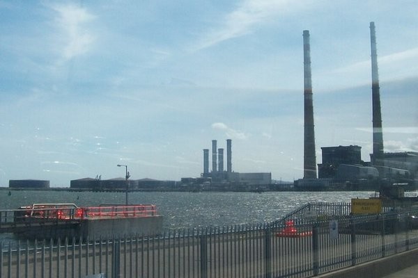 rsz_poolbeg_power_station_from_terminal_road_-_geographorguk_-_1574775